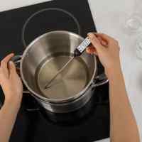 bijenwas in smeltpan